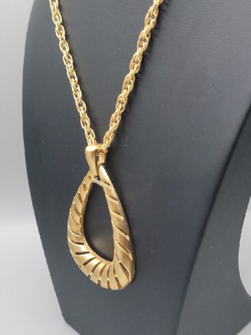 Vintage Crown Trifari Door Knocker Pendant Necklace 28"Gold Tone Large Teardrop - Picture 7 of 15